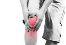 Боль в колене при ходьбе — причины возникновения, лечение