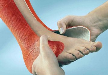 Зачем нужна лангетка на ногу при травме: разновидности, критерии выбора, противопоказания