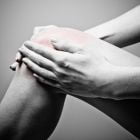 Боль под коленом сзади при сгибании: причины, симптомы и лечение