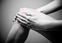 Боль под коленом сзади при сгибании: причины, симптомы и лечение