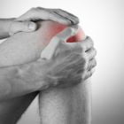 Болят колени при ходьбе по лестнице: как лечить?