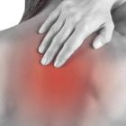 Почему возникает боль в спине между лопатками: причины и методы лечения