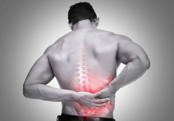 Почему болит спина справа: причины нарушений