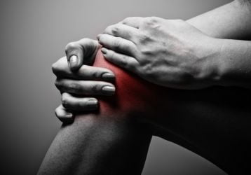 Боль в коленном суставе при сгибании и разгибании: полный список причин, как лечить недуг