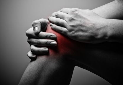 Боль в коленном суставе при сгибании и разгибании: полный список причин, как лечить недуг