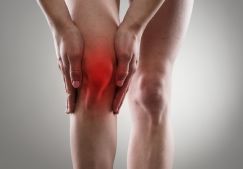 Болит колено — к какому врачу обратиться?