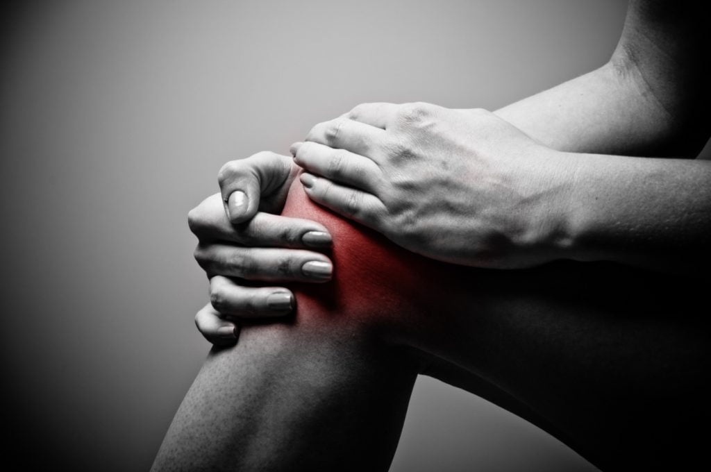 Боль в коленных суставах ног лечение народными средствами