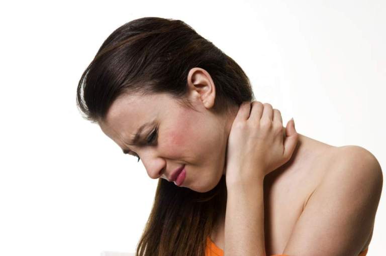Боль в шее отдает в голову: причины боли в шее и голове